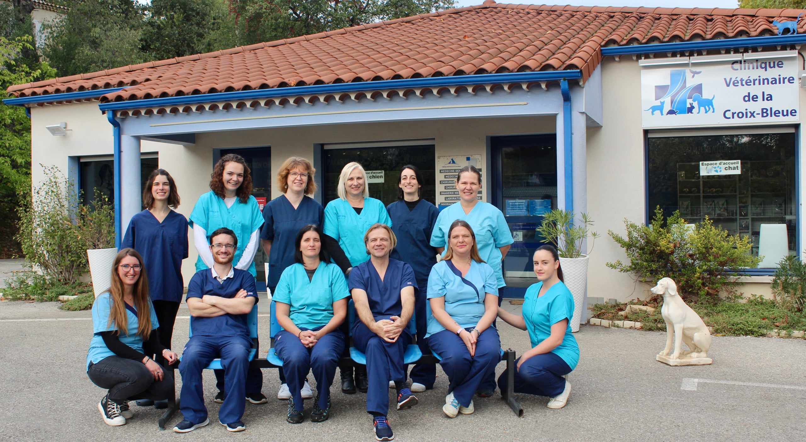 equipe clinique vétérinaire de la croix bleue dans le gard à bagnols sur ceze